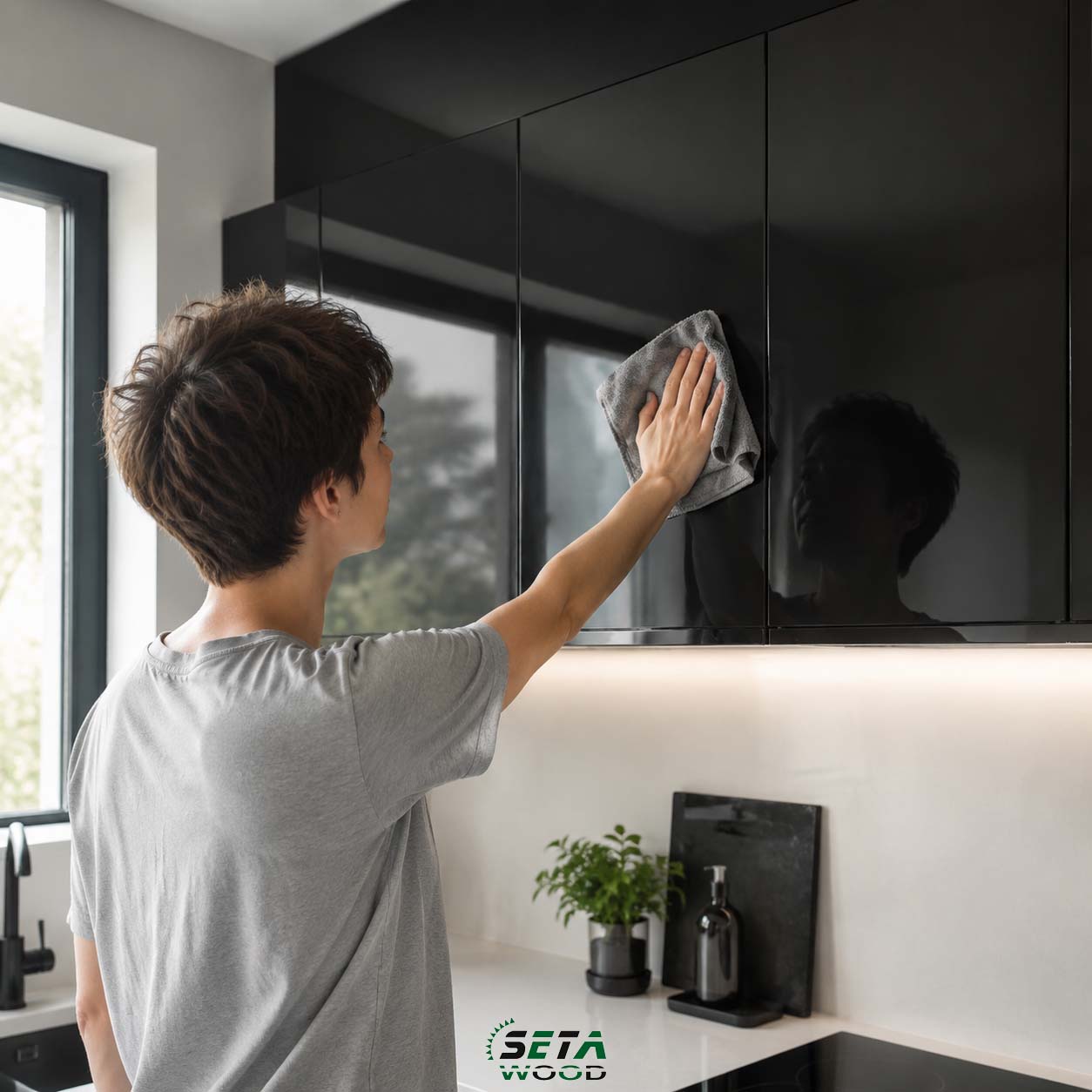 تصویری از تمیز کردم کابینت مشکی براق